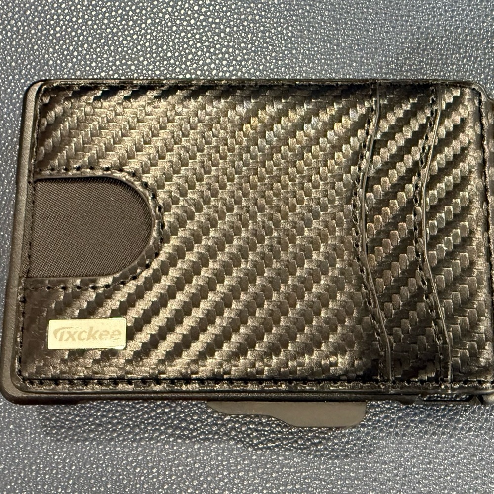 Card wallet with lever to expose all cards.